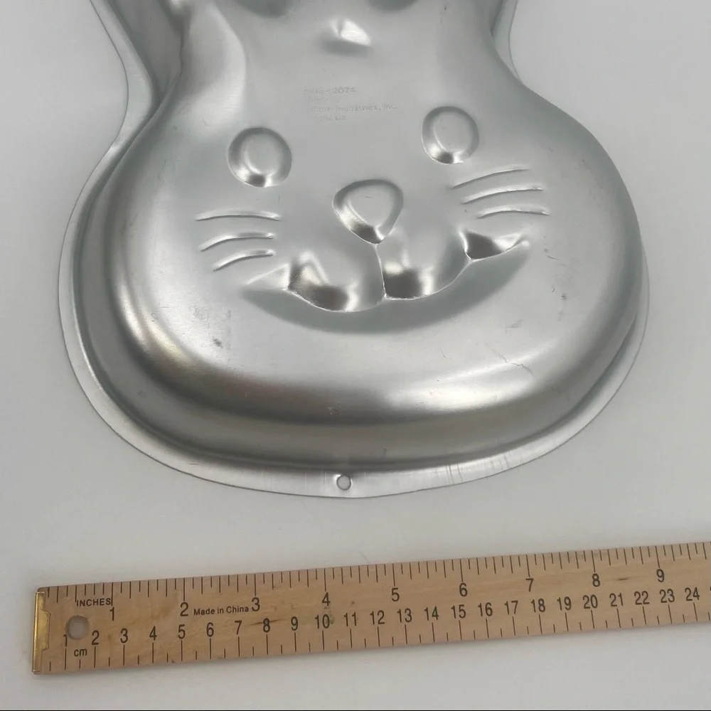 WILTON Aluminum BUNNY HEAD Cake Pan Mold Easter 2105-2074 Vintage 2003